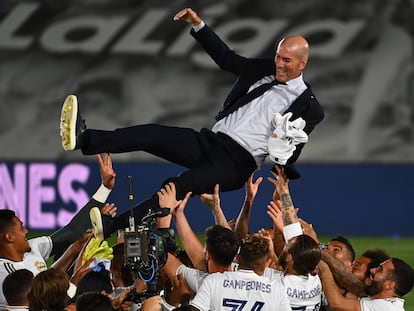 Los jugadores del Real Madrid mantean a Zidane esta noche tras lograr LaLiga en el estadio Alfredo Di Stéfano.