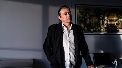 Gustavo Bolívar en su apartamento en Bogotá, el 18 de octubre de 2023.