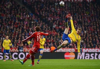 Mertesacker lucha por el balón con Goetze durante el partido de vuelta de los octavos de final de la Champions entre el Bayern de Múnich y el Arsenal.