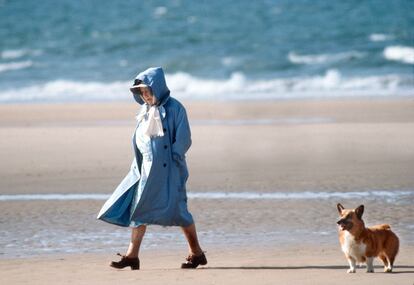 Isabel II con uno de sus corgis en la playa de Norfolk.