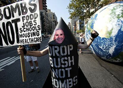 Un hombre protesta contra la guerra en la marcha de Nueva York.