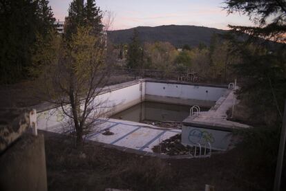 El hotel Las Anclas, en la localidad de Pareja (Guadalajara), frente al embalse de Entrepeñas, se cerró a a mediados de los años ochenta, cuando los cada vez más graves problemas de escasez de agua se juntaron con problemas del edificio. Ahora sigue vacío y está completamente saqueado y vandalizado.