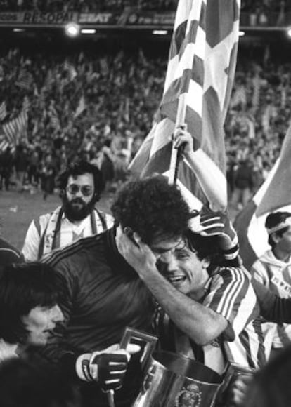 Zubizarrete se abraza con Urtubi tras ganar la Copa del 1984 ante el Barcelona.