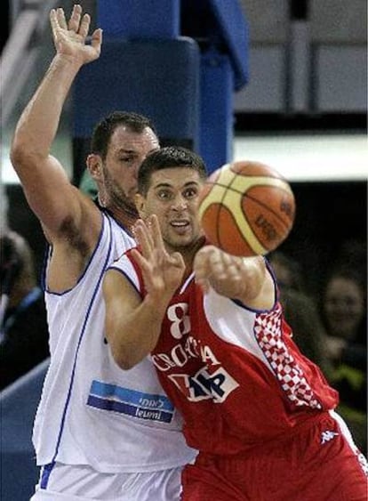 El israelí Ido Kozikaro lucha por la pelota con el croata Nikola Prkacin