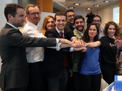 Pablo Casado, rodeado de algunos de sus apoyos, al presentar los avales para las primarias del PP en junio de 2018.