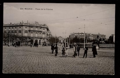 La plaza de Cibeles en 1908. Al poco tiempo de iniciarse las obras del Palacio, y para tratar de compensar al público madrileño, que se había visto privado de sus Jardines del Buen Retiro sobre los que se estaba construyendo el Palacio, se instaló durante unos meses un tobogán recreativo en la parte superior del solar