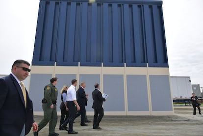 El presidente Donald Trump pasea entre distintos modelos de muro creados por empresas que optan al contrato de construcción final en San Diego, el 13 de marzo.