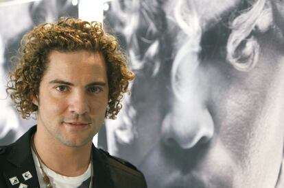 David Bisbal está recogiendo los frutos de su último trabajo <i>Sin mirar atrás</i> y hoy ha recibido un disco de platino por las ventas digitales de la canción <i>Mi princesa</i> y otros dos dobles platino por la ventas digitales del tema <i>Esclavo de sus besos</i> y del formato físico del disco. La entrega se ha producido durante la presentación de la gira que llevará a Bisbal a más de 40 ciudades españolas y que empezará el 28 de mayo en Roquetas de Mar, Almeria. Comenzar los conciertos en su tierra le aporta "mucha energía", ha asegurado el almeriense, que ha anunciado que posiblemente se casará tras este tour mundial.