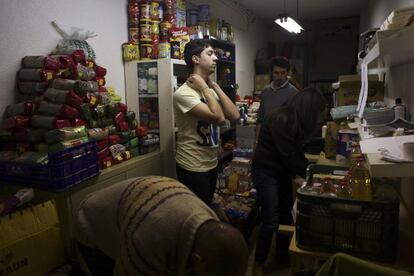 Los voluntarios del banco de alimentos distribuyen cada producto dependiendo al número de personas que conforman cada hogar.