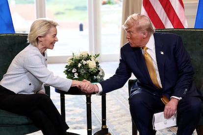La presidenta de la Comisión Europea, Ursula von der Leyen, y el presidente de Estados Unidos, Donald Trump, en Escocia el pasado domingo.