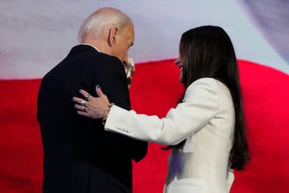 El presidente de Estados Unidos, Joe Biden, se limpia una lágrima de la cara tras ser presentado por su hija Ashley Biden en la Convención Nacional Demócrata.