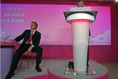 Tony Blair, a la izquierda, escucha a su ministro de Finanzas, Gordon Brown, ayer en Londres.