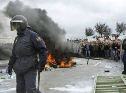 Protestas de los ganaderos ante la sede de Leite Río, el pasado lunes en Lugo