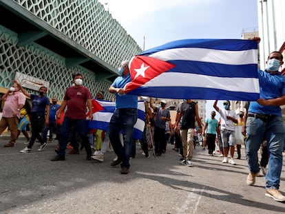 Manifestantes en contra el Gobierno de Cuba, en La Habana.