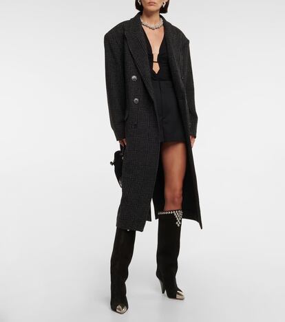 Isabel Marant, la diseñadora francesa responsable de elevar el estilo effortless, traslada el patrón oversize a este abrigo holgado con un sutil estampado de cuadros. Perfecto para los días más fríos.