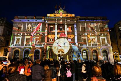 Proyección del pesebre digital en formato video 'mapping' en la fachada del Ayuntamiento de Barcelona.
