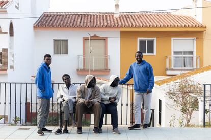 Cinco migrantes de origen subsahariano llegados en los últimos días a Canarias y trasladados a Torrox, este miércoles en la localidad malagueña.