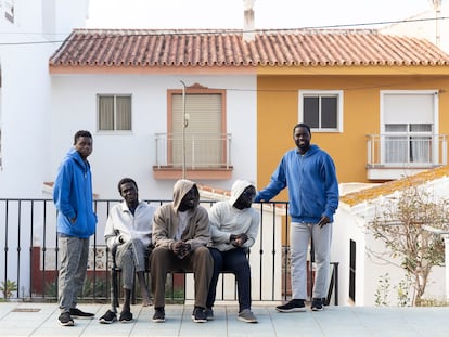 Cinco migrantes de origen subsahariano llegados en los últimos días a Canarias y trasladados a Torrox, este miércoles en la localidad malagueña.