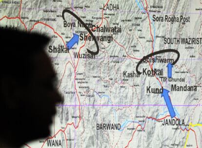 La sombra del portavoz del Ejército paquistaní, Athar Abbas, se proyecta sobre el mapa en el que explica la evolución de la ofensiva contra los talibanes.