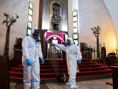 Trabajos de desinfección frente al coronavirus de la Gran Sinagoga de Tel Aviv, el martes.