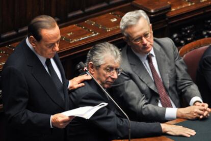 De izquierda a derecha, Berlusconi; el ministro de Federalismo, Umberto Bossi, y el de Economía, Giulio Tremonti, ayer en el Parlamento.