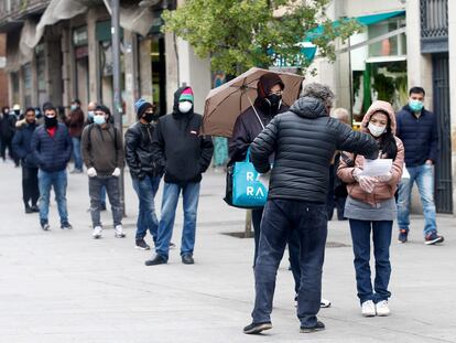 Colas en la oficina de Servicios Sociales del barrio del Raval de Barcelona durante la crisis del coronavirus.