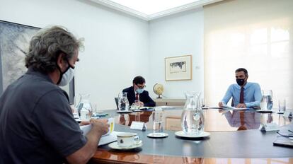 El presidente del Gobierno, Pedro Sánchez (d), preside la reunión del Comité de Seguimiento del Coronavirus, a la que asiste el ministro de Sanidad, Salvador Illa (i), y el director del Centro de Coordinación de Alertas y Emergencias Sanitarias, Fernando Simón (i), esta tarde, en La Moncloa.