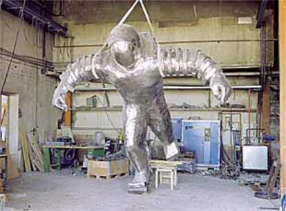 Escultura El astronauta, de Francisco Leiro, en la Fundación Capa.