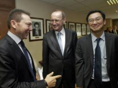 El ministro griego de Finanzas, Yannis Stoumaras (izda), recibe a los miembros del Comité de Asuntos Económicos del Parlamento Europeo Liem Hoang Ngoc (dcha) y Othmar Karas (centro) en el Ministerio de Finanzas en Atenas (Grecia) hoy.