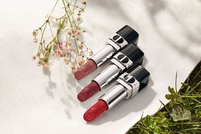 Este año, para celebrar el Día de la Madre, Dior cubre de flores su labial Rouge Dior en una edición limitada que puede personalizarse grabando las iniciales desde la web de la marca. El lanzamiento rinde homenaje al propio Christian Dior, que se aficionó a la jardinería para ayudar a su madre en el jardín de su casa de Granville.