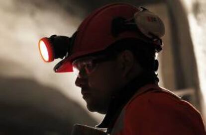 Un minero trabaja en uno de los nuevos túneles del Nuevo Nivel Mina El Teniente, en la Mina El Teniente, en la región de O´Higgins, unos 120 kilómetros al sur de Santiago (Chile). EFE/Archivo