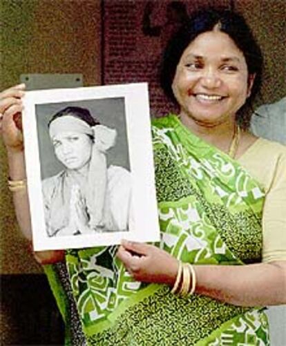 La <i>Reina de los bandidos</i>, Phoolan Devi, enseña una antigua fotografía suya a los medios de comunicación en Nueva Delhi en 1997.