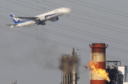 Un avión sobrevuela una refinería en Japón
