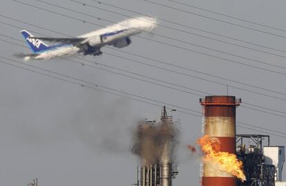 Un avi&oacute;n sobrevuela una refiner&iacute;a en Jap&oacute;n