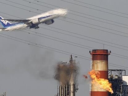 Un avi&oacute;n sobrevuela una refiner&iacute;a en Jap&oacute;n