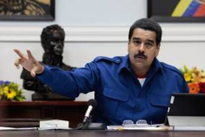 Fotografía cedida por la Presidencia de Venezuela el 1 de agosto de 2013, que muestra al presidente de Venezuela, Nicolás Maduro, mientras participa en una mesa de trabajo en Caracas (Venezuela).