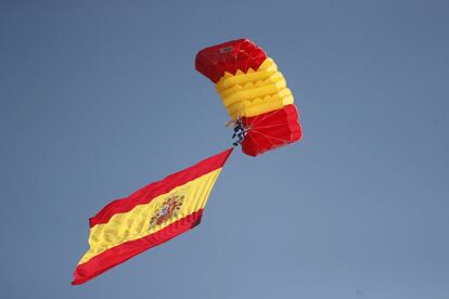 La jornada ha comenzado con el izado de la bandera nacional, que ha llegado al suelo de manos de un miembro de la Patrulla Acrobática de Paracaidismo del Ejército del Aire (PAPEA).