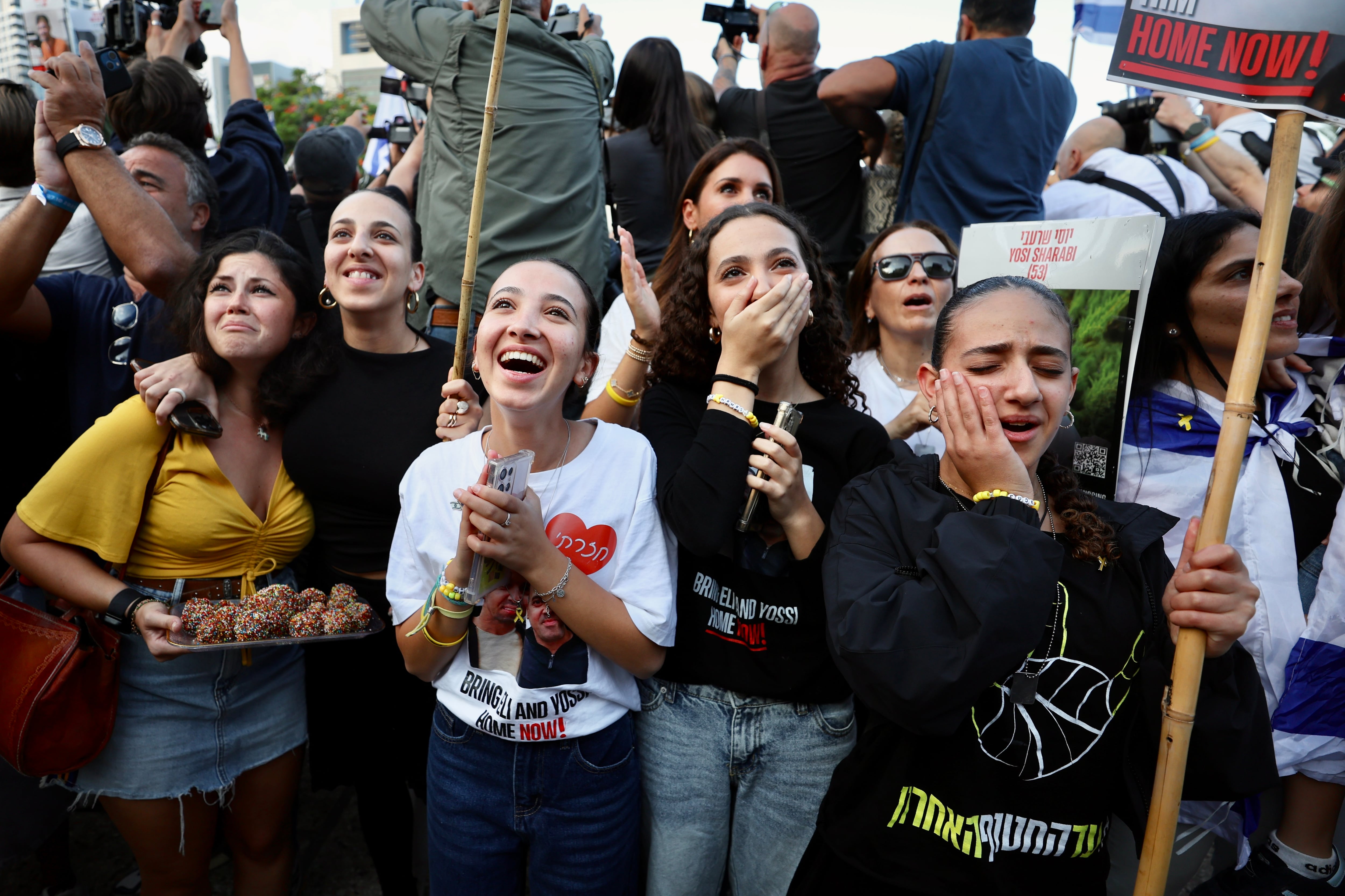Familiares, amigos y simpatizantes esperaban en Tel Aviv la liberación de los rehenes secuestrados por Hamás.