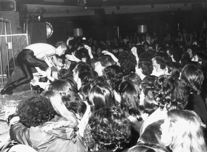 Santiago Auserón, al frente de Radio Futura, saluda al público durante uno de los primeros conciertos del grupo. Ellos también le cantaron a Madrid.