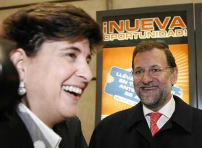 María San Gil, a la izquierda, y Mariano Rajoy, durante la visita que éste realizó ayer a Bilbao.