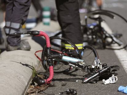 Las bicicletas de los ciclistas atropellados en A Guarda el pasado sábado.