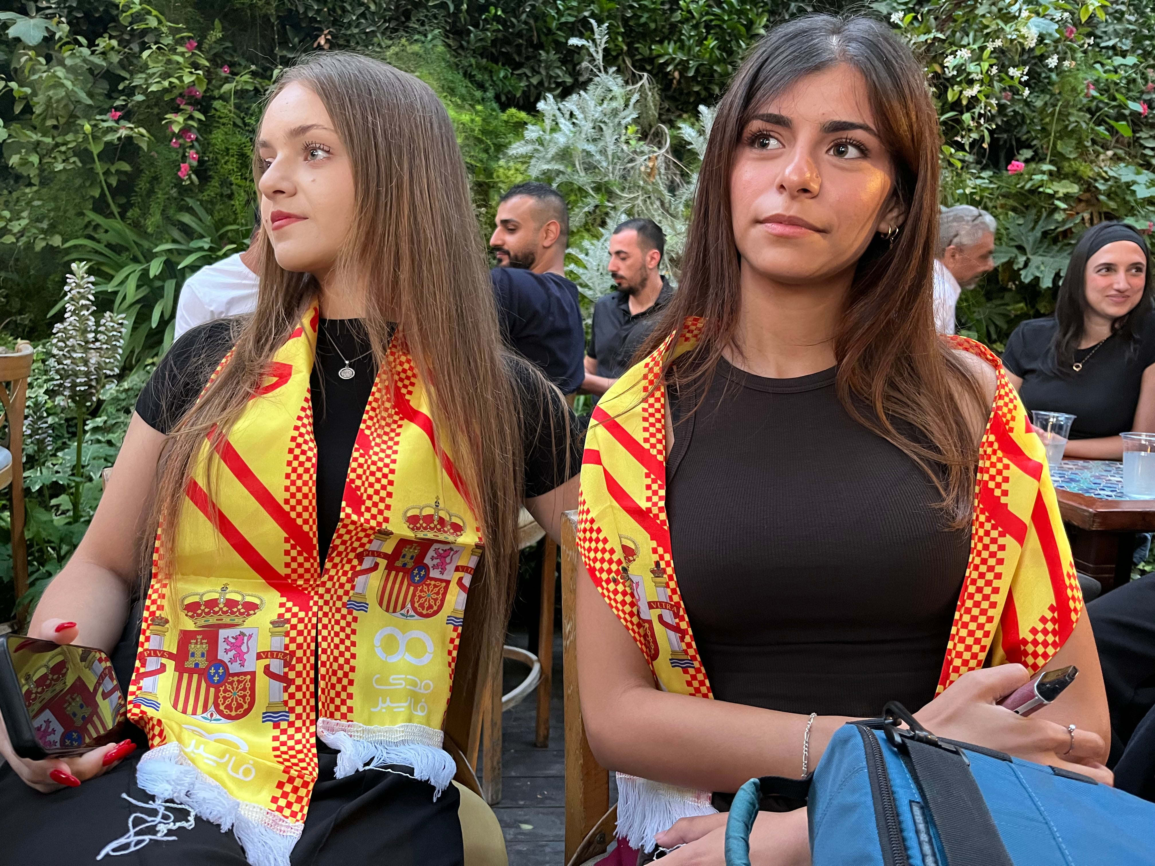 Dos aficionados de España en Ramala, Cisjordania. 