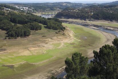 Embalse de Belesar, sobre el ro Mi?o a su paso por Portomarn (Lugo).