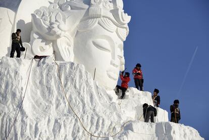 Trabajadores dan forma al gran Buda de nieve del festival. Tiene 26 metros de alto y ha requerido 4.500 metros cúbicos de nieve.<br><b>Cómo llegar:</b> Desde España, primero es necesario viajar a alguno de los principales aeropuertos chinos, (Pekín, Shanghái, o Guangzhou), y conectar desde allí con un vuelo doméstico a Harbin. Las tarifas rondan los mil euros ida y vuelta.<br><b>Alojamiento y gastos:</b> En Harbin hay todo tipo de alojamientos, pero el invierno es temporada alta y los precios suben considerablemente. Un hotel económico ronda los 30 euros la noche en habitación doble, mientras que un tres estrellas puede alcanzar los 60 euros, y los de lujo no bajan de cien.