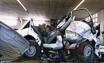 El Opel Rekord en el que murieron cinco jóvenes en Calamocha, Teruel, el domingo pasado.