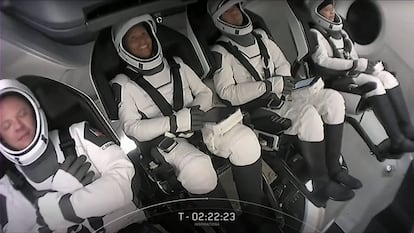 Fotograma de la transmisión en vivo del lanzamiento. En la imagen, los tripulantes de la misión, de derecha a izquierda: Hayley Arceneaux, Jared Isaacman, Sian Proctor y Christopher Sembroski.