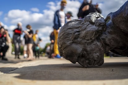 Una estatua de Cristóbal Colón, en el suelo tras ser derribada en Saint Paul (Minnesota), el 10 de junio.