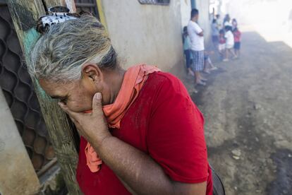 Una mujer se cubre la cara mientras trabajadores municipales fumigan una barriada en Managua, Nicaragua, el 26 de enero de 2016.