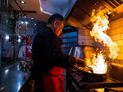 Miguel Chong cocina lomo saltado en el wok, en el restaurante Ají y Sillao, en Madrid.