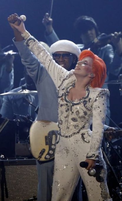 Lady Gaga homenajea a David Bowie en los Grammy Awards de este año.